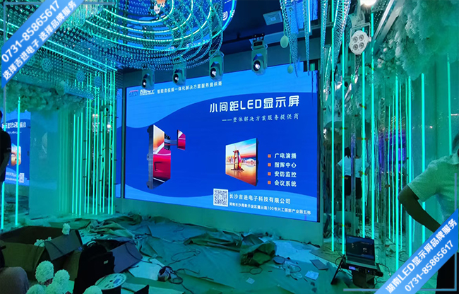 長(zhǎng)沙岳陽麓區(qū)某酒店宴會(huì)大廳LED顯示屏.jpg 長(zhǎng)沙岳陽麓區(qū)某酒店宴會(huì)大廳LED顯示屏.jpg